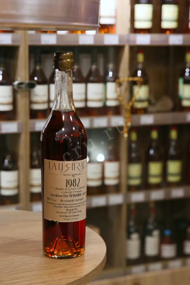 В магазине Крю Профи Laterrade Domaine de La Coste Lacourtoisie Bas-Armagnac in wooden box 1982 0.7 л