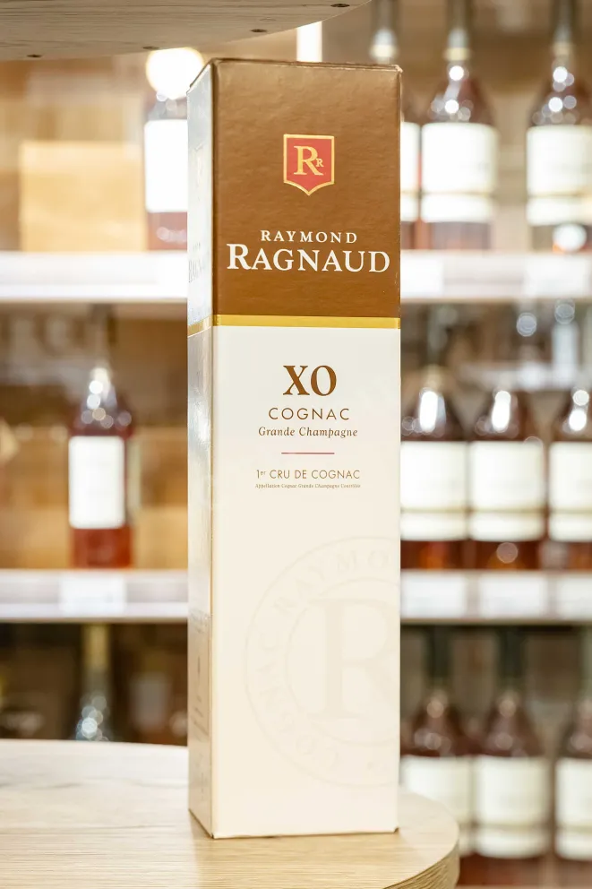 В магазине Крю Профи Raymond Ragnaud XO Grand Champagne 1er Cru De Cognac in gift box 0.7 л