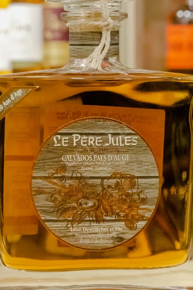 В магазине Крю Профи Le Pere Jules Pays d'Auge 20 ans in wooden box 0.7 л