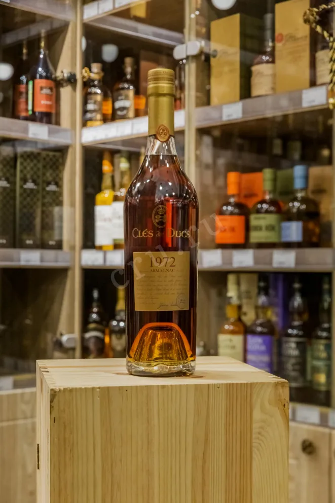 В магазине Крю Профи Cles des Ducs in gift box 1972 0.7 л