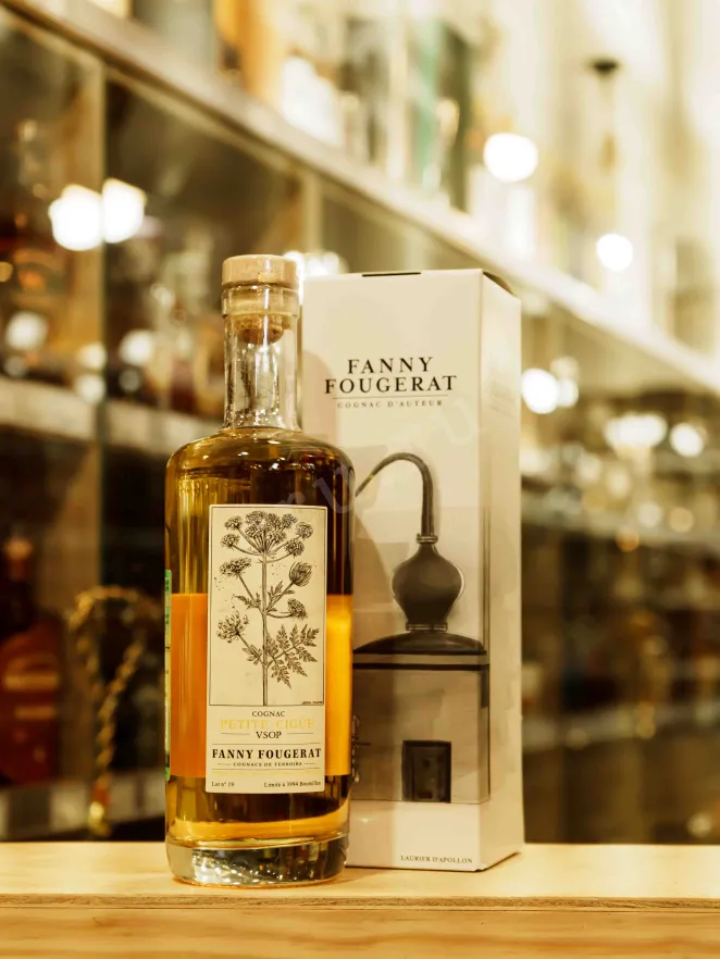 В магазине Крю Профи Fanny Fougerat Petite Cigue VSOP Fins Bois in gift box 0.7 л
