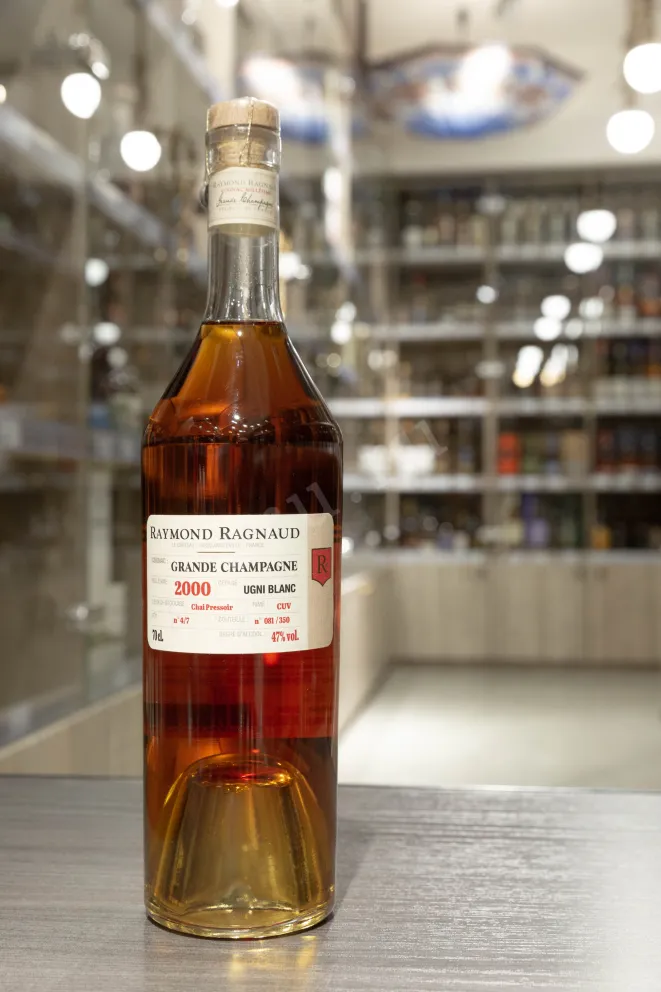 В магазине Крю Профи Raymond Ragnaud Millesime Grande Champagne in gift box 2000 0.7 л
