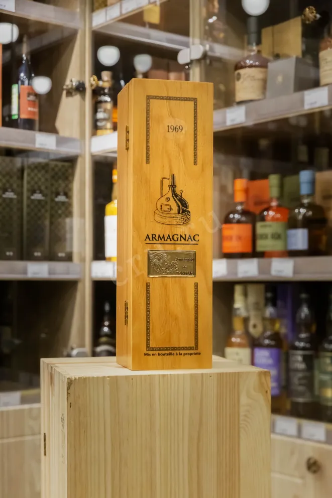 В магазине Крю Профи Bas-Armagnac De Pontiac wooden box 1969 0.7 л