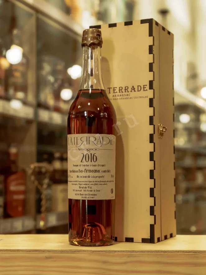 В магазине Крю Профи Laterrade Domaine de Coutchot Bas-Armagnac in wooden box 2016 0.7 л
