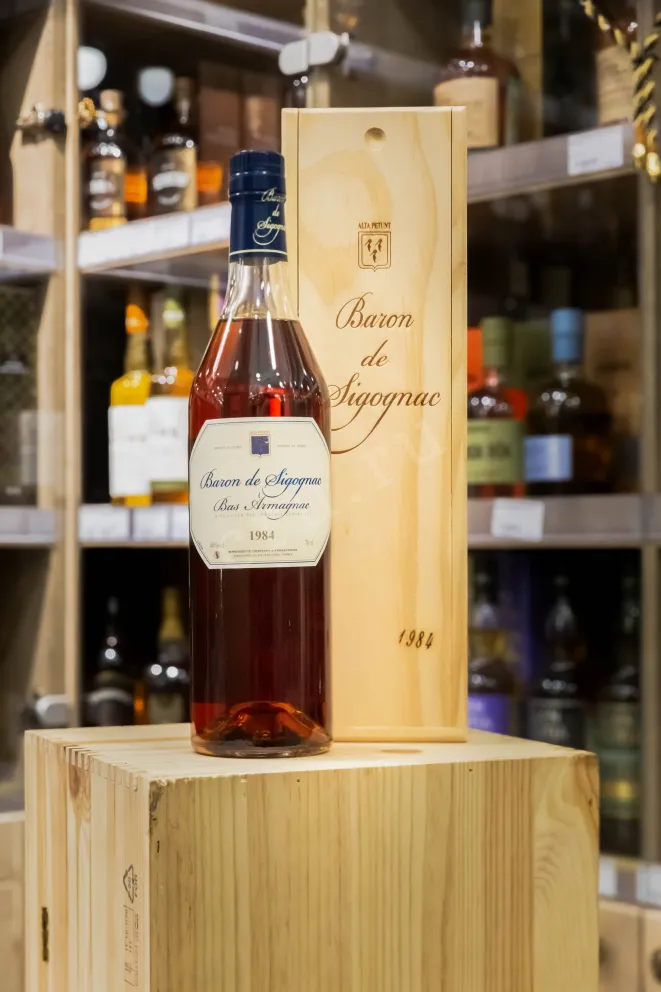 В магазине Крю Профи Baron de Sigognac wooden box 1984 0.7 л