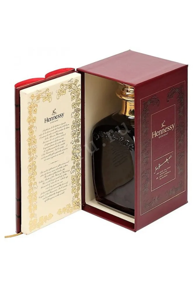 В подарочной коробке Hennessy Library 0.7 л