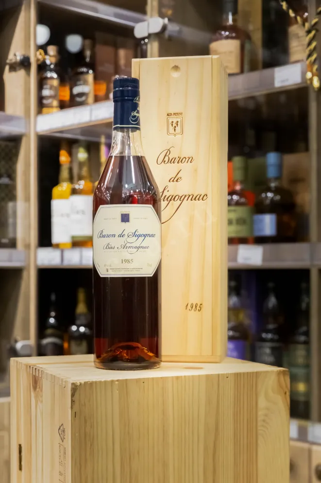 В магазине Крю Профи Baron de Sigognac wooden box 1985 0.7 л