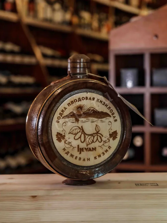 Водка Иджеван Кизиловая в деревянной бочке  0.7 л