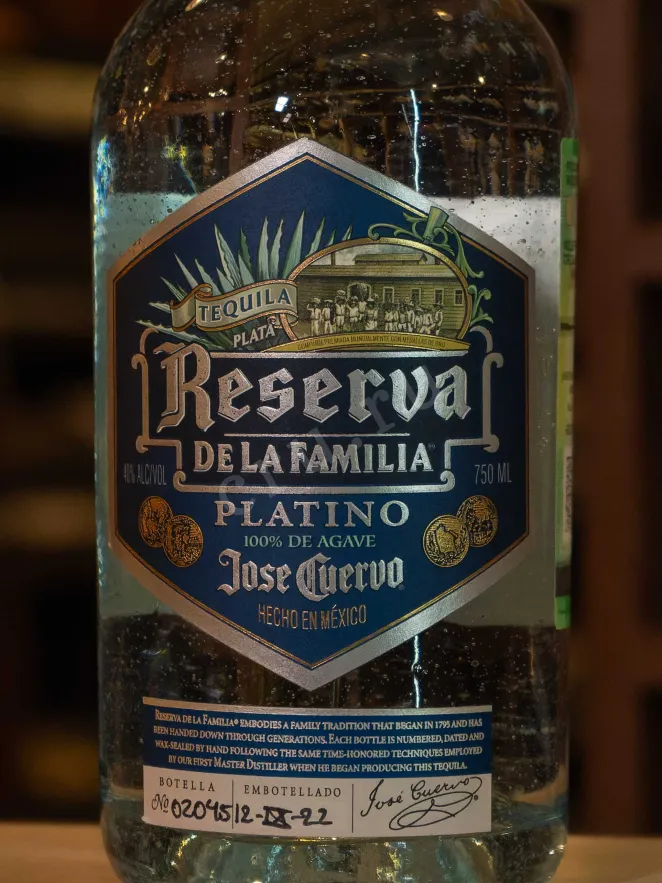 В магазине Крю Профи Jose Cuervo Reserva De La Familia 0.75 л