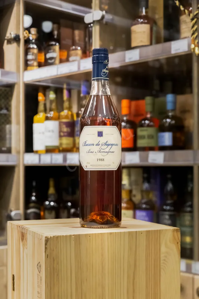 В магазине Крю Профи Baron de Sigognac wooden box 1988 0.7 л