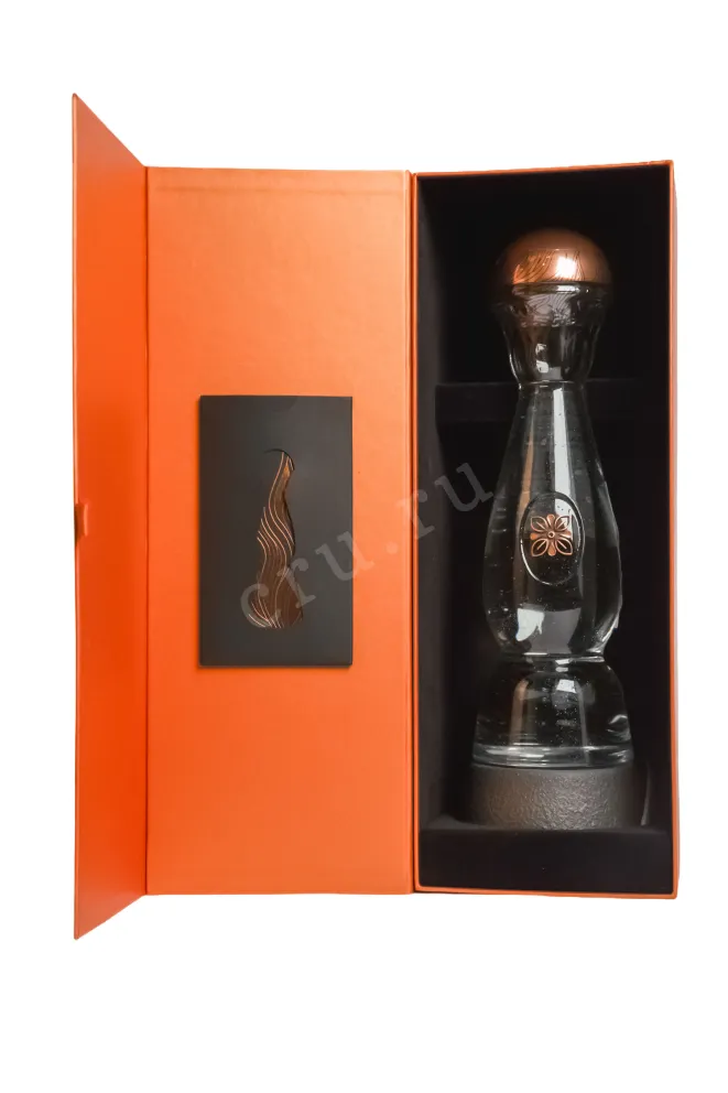 В подарочной коробке Clase Azul Blanco Ahumado 0.7 л