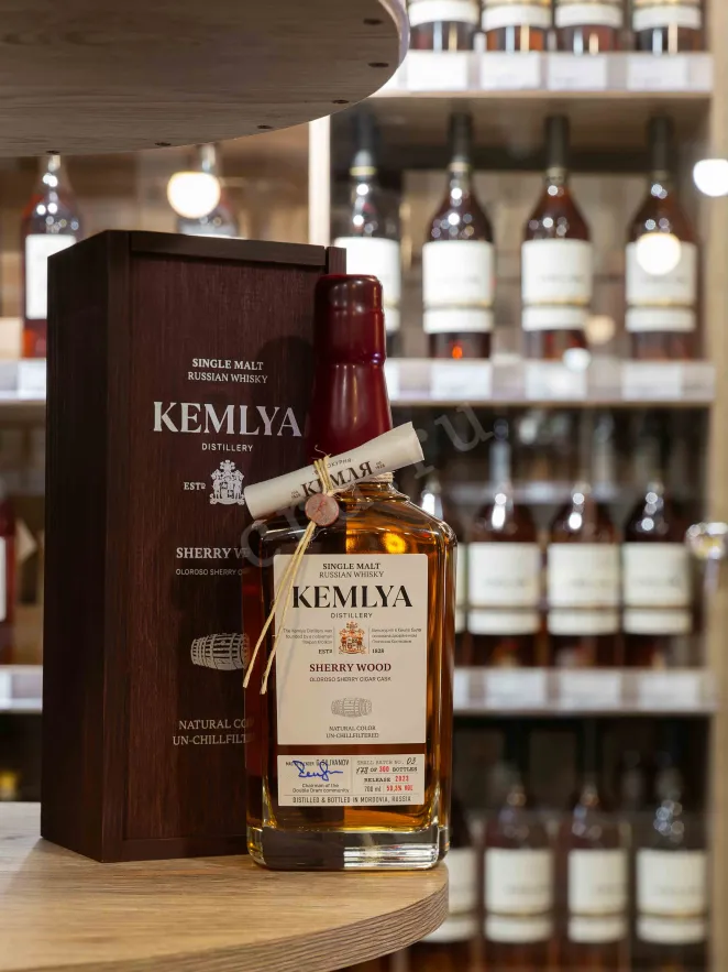 В магазине Крю Профи Kemlya Sherry Wood in wooden box 0.7 л