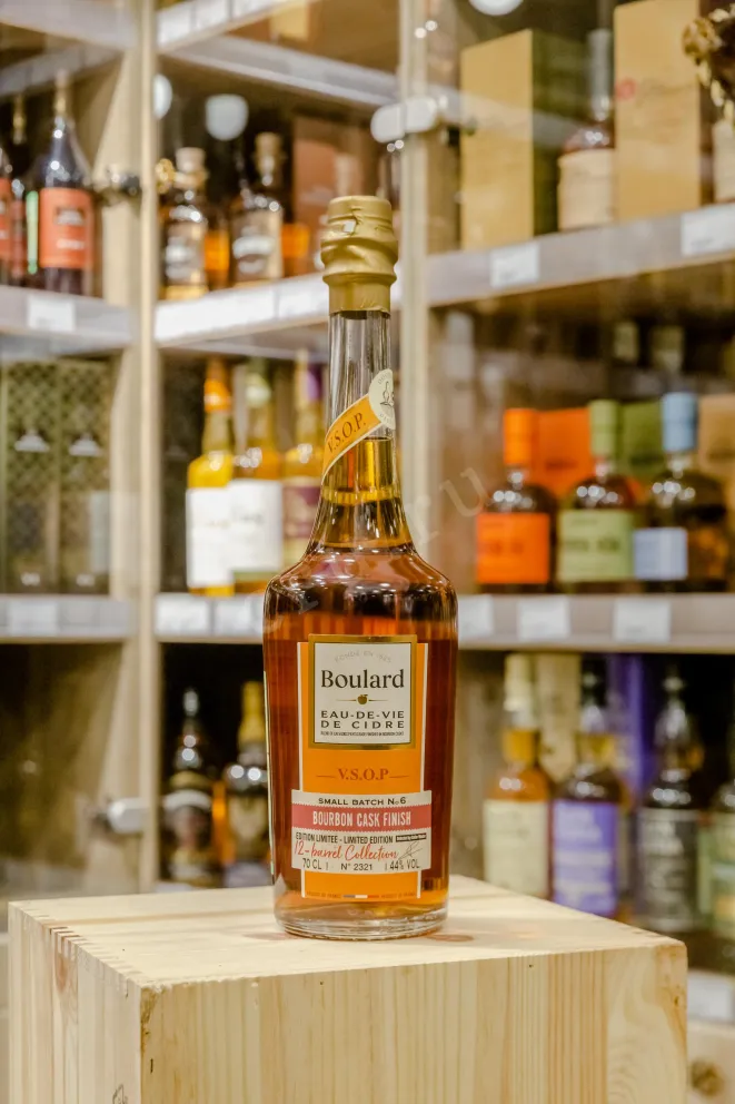 В магазине Крю Профи Boulard VSOP Bourbon Cask Finish Pays d'Auge with gift box 0.7 л
