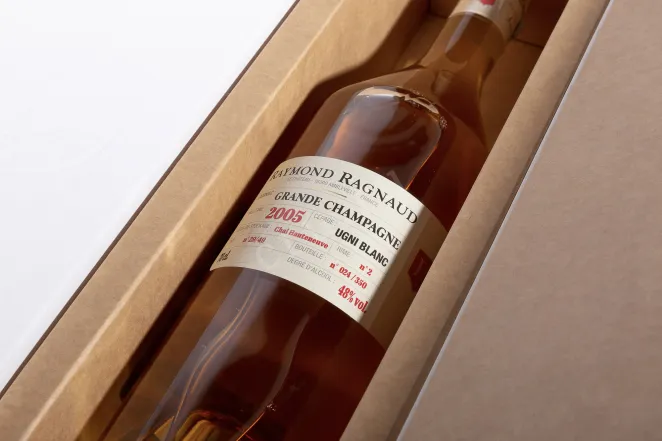 В подарочной коробке Raymond Ragnaud Millesime Grande Champagne in gift box 2005 0.7 л