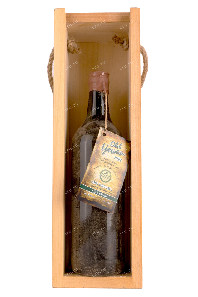 В деревянной коробке Old Ijevan Collection collectible in wooden packaging 1982 0.75 л