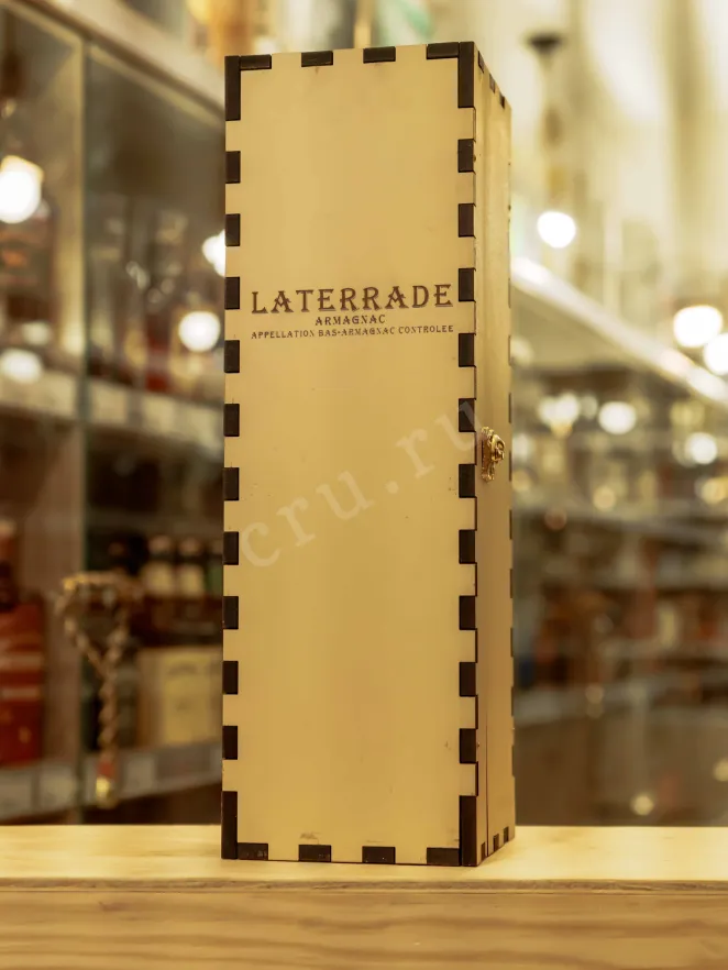 В магазине Крю Профи Laterrade Domaine de Marquet Bas-Armagnac in wooden box 1987 0.7 л