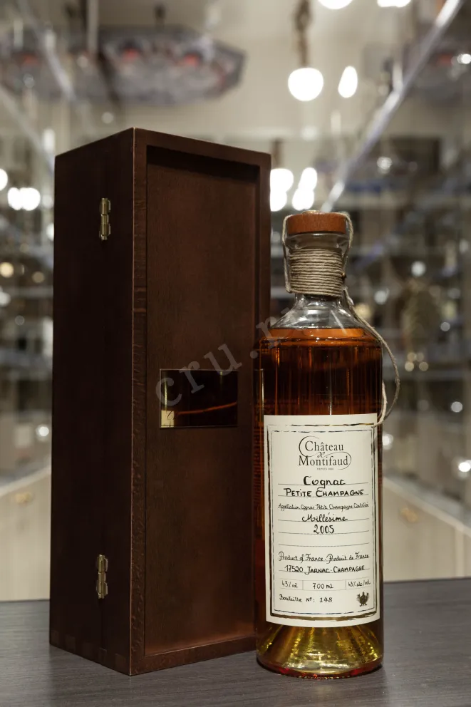 В магазине Крю Профи Chateau de Montifaud Petite Champagne Millesime in wooden box 2005 0.7 л