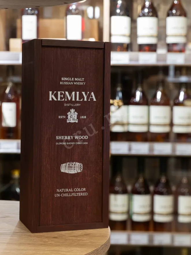В магазине Крю Профи Kemlya Sherry Wood in wooden box 0.7 л