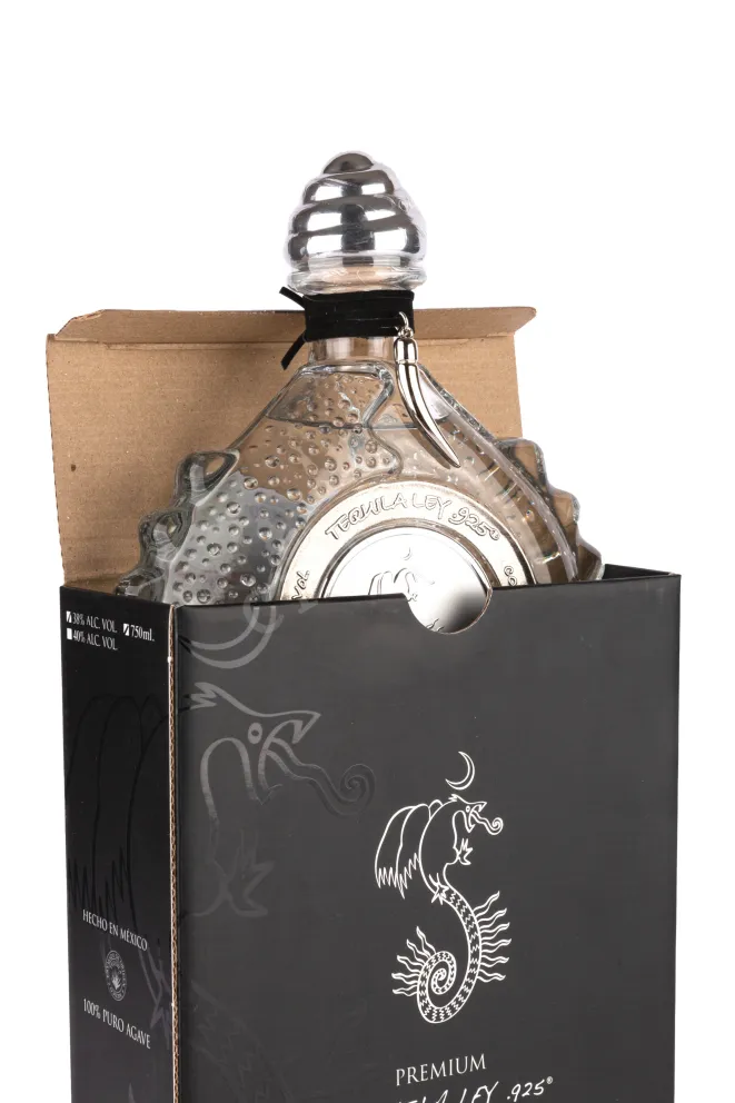 В подарочной коробке Ley 925 Diamond Blanco Premium gift box 0.75 л