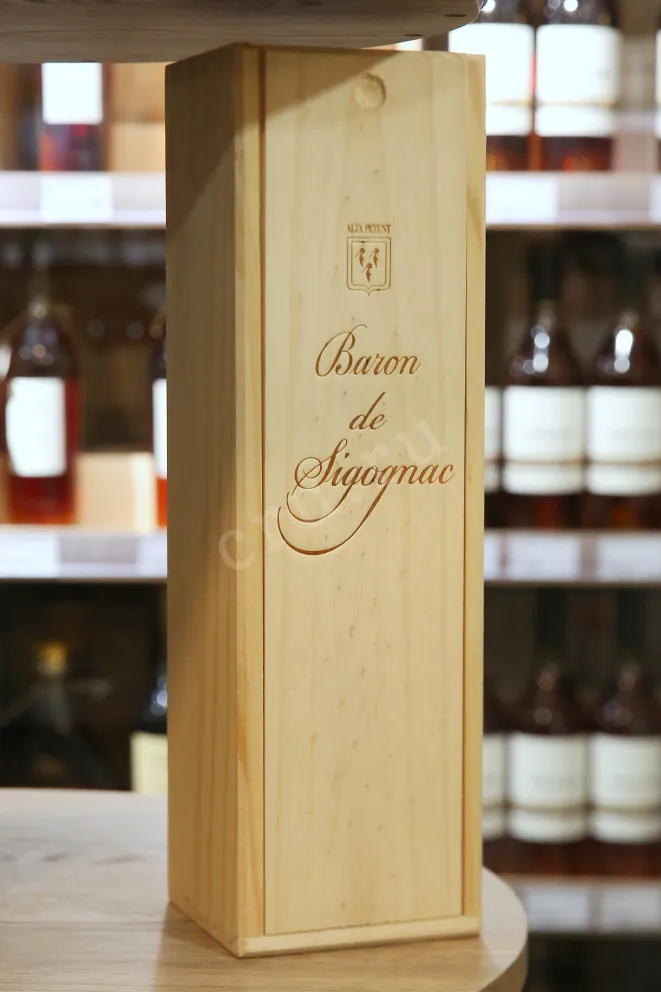 В магазине Крю Профи Baron de Sigognac wooden box 1999 0.7 л