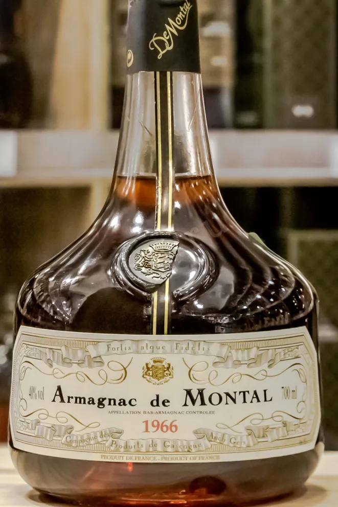 В магазине Крю Профи De  Montal 1966 0.7 л