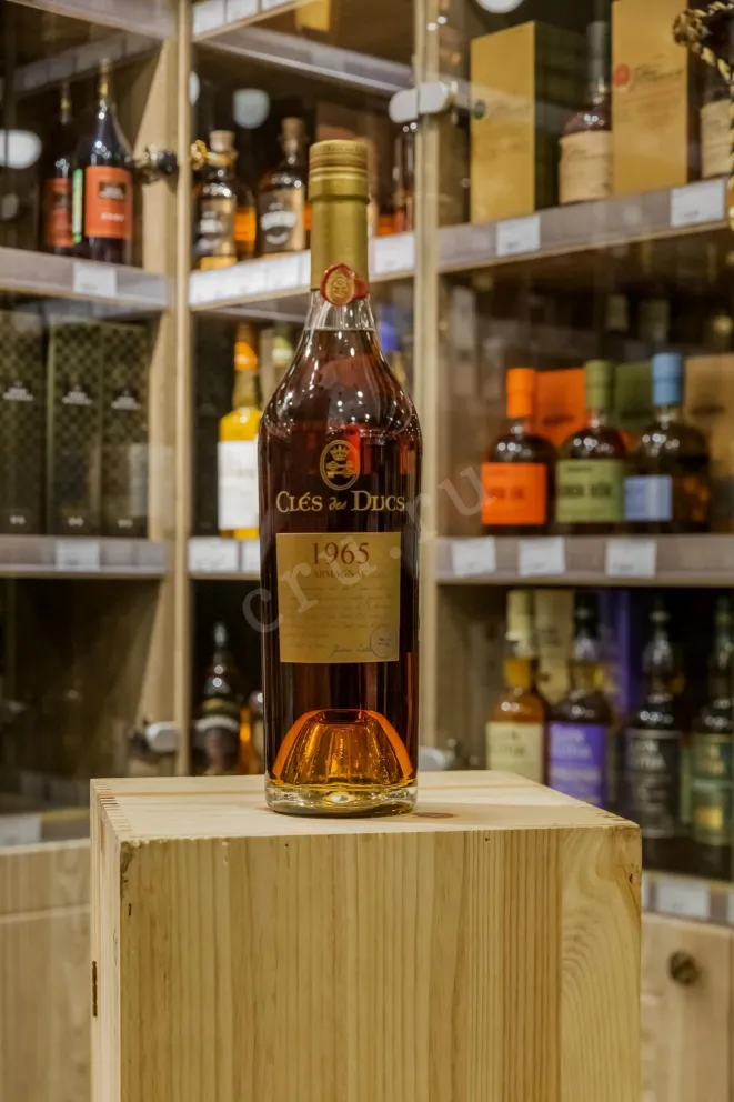 В магазине Крю Профи Cles des Ducs in gift box 1965 0.7 л