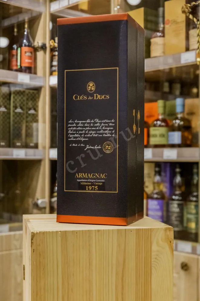 В магазине Крю Профи Cles des Ducs Millesime 1975 0.7 л