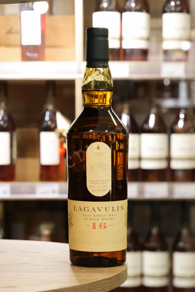 В магазине Крю Профи Lagavulin 16 years with gift box 0.7 л