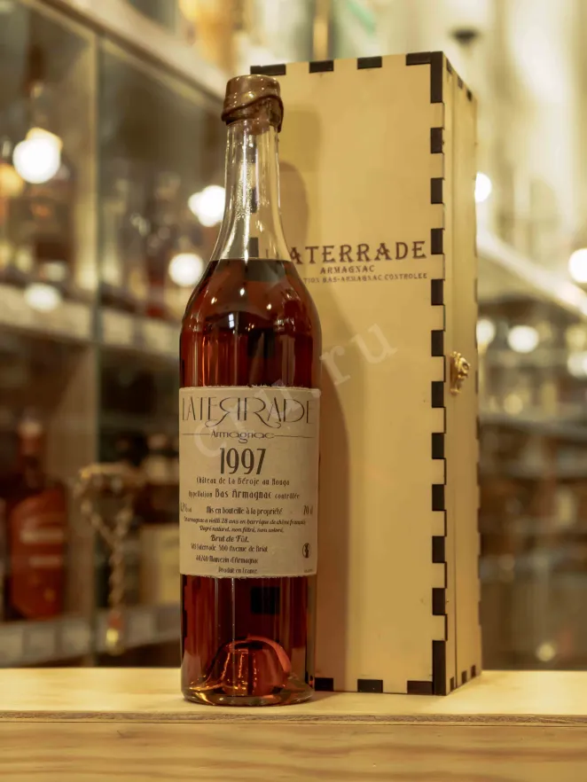 В магазине Крю Профи Laterrade Chateau de La Beroje Bas Armagnac in wooden box 1997 0.7 л