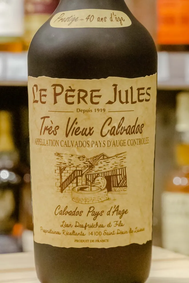 В магазине Крю Профи Le Pere Jules Pays d'Auge 40 ans in wooden box 0.7 л