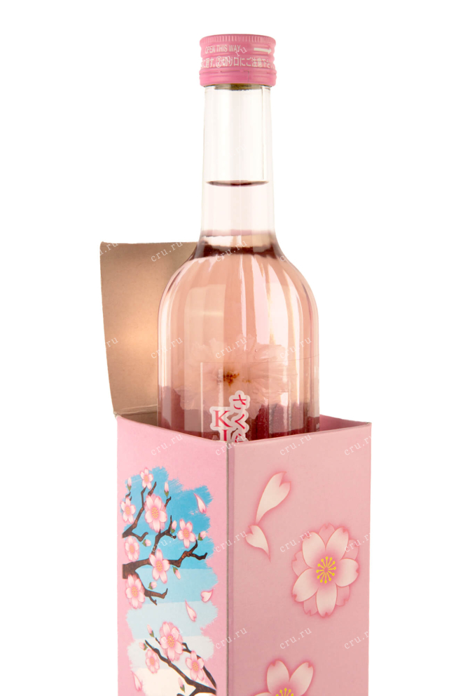 В подарочной коробке Sakura Kirakira with three flowers of sakura 0.5 л
