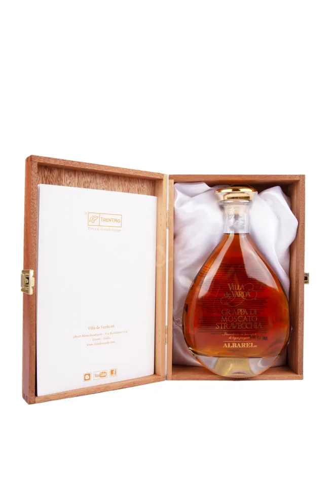 Граппа Вилла де Варда ди Москато Стравеккья Альбарел 0.7 в подарчной коробке
