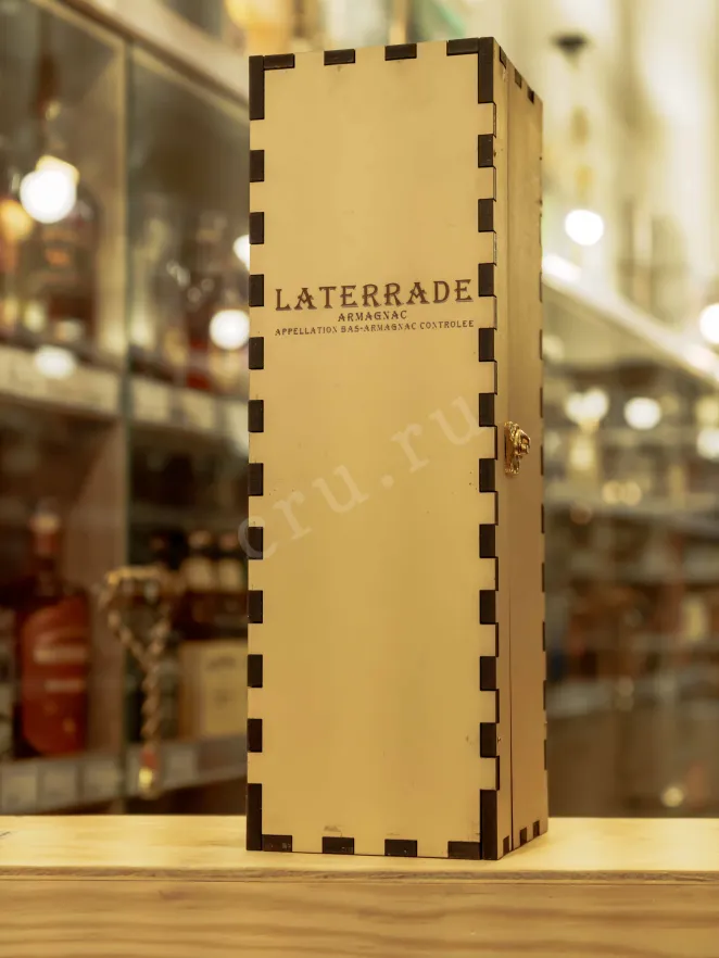 В магазине Крю Профи Laterrade Domaine de Briat Bas-Armagnac in wooden box 2011 0.7 л
