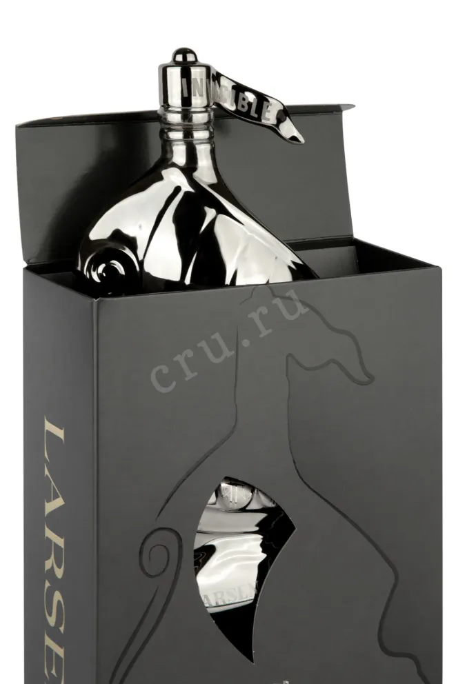 В подарочной коробке Larsen Fine Champagne Viking Ship platinum  0.7 л