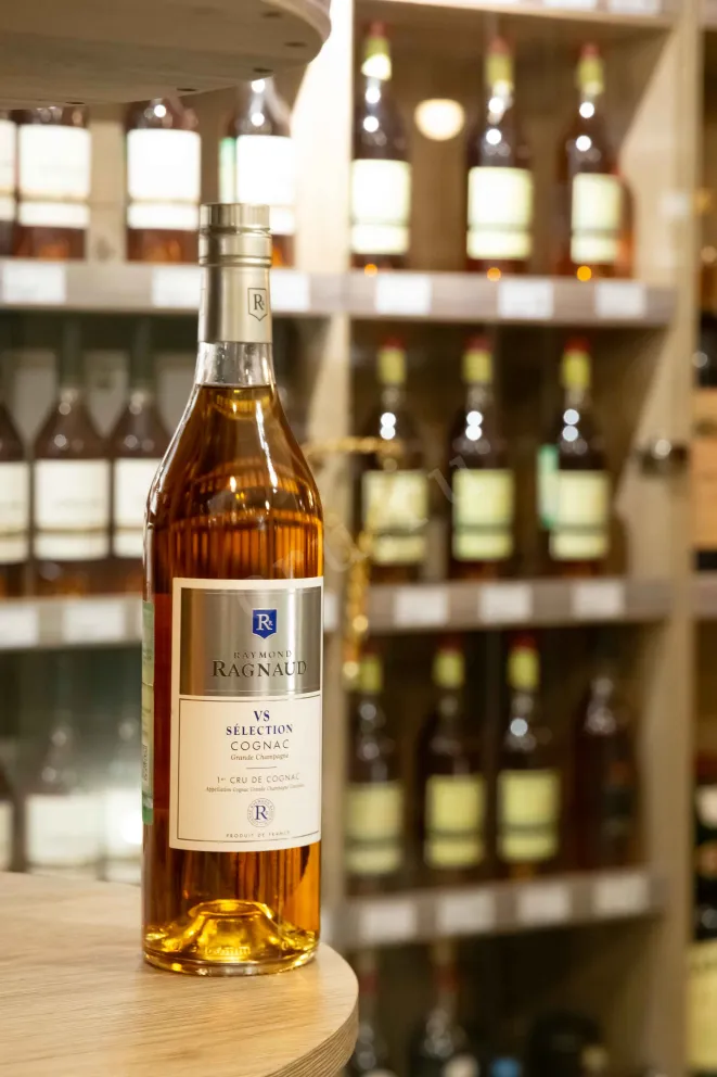 В магазине Крю Профи Raymond Ragnaud VS Grand Champagne 1er Cru De Cognac in gift box 0.7 л