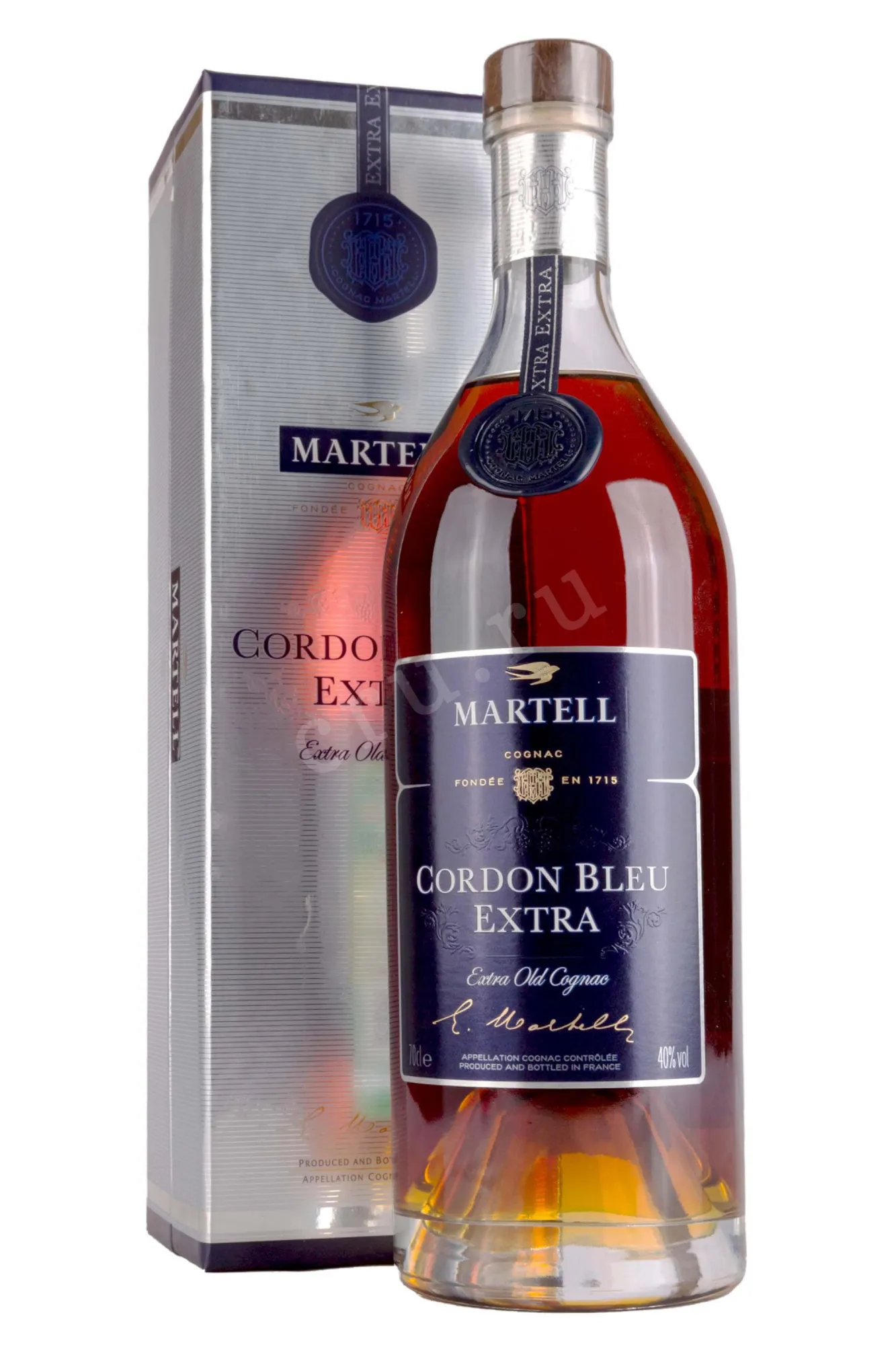 Фото — Коньяк Martell Cordon Blue in gift box  0.7 л