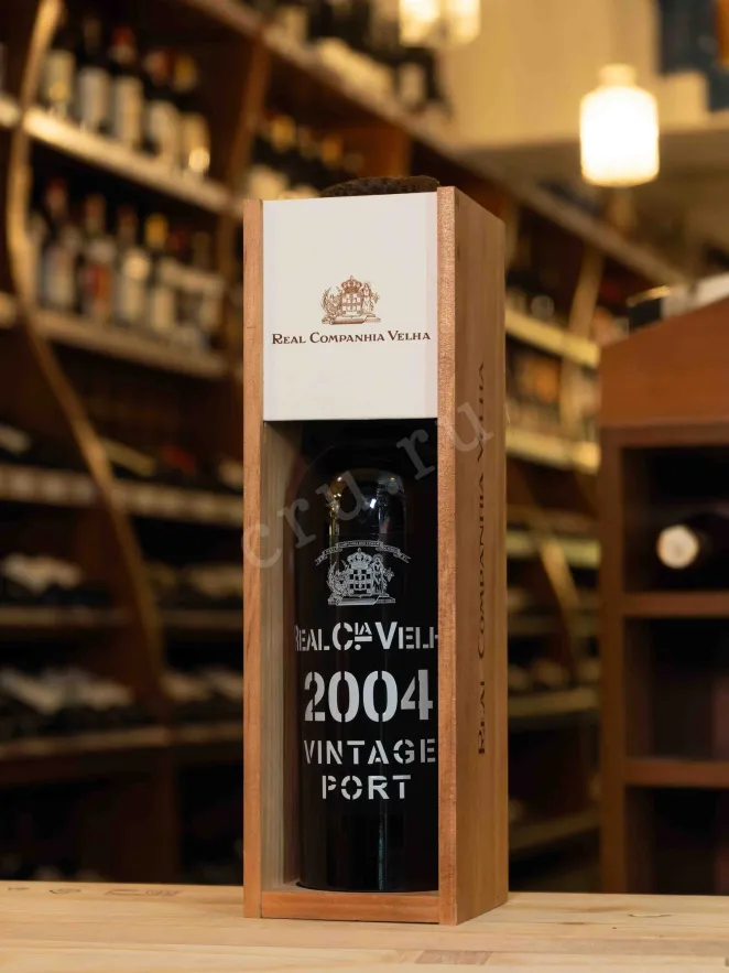 В магазине Крю Профи Real Companhia Velha Vintage Port in wooden box 2004 0.75 л