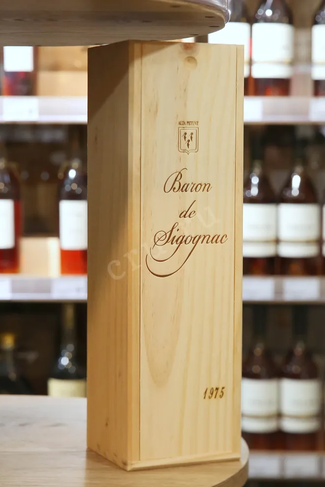 В магазине Крю Профи Baron de Sigognac wooden box 1975 0.7 л