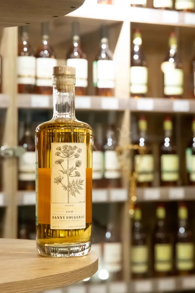 В магазине Крю Профи Fanny Fougerat Petite Cigue VSOP Fins Bois in gift box 0.7 л