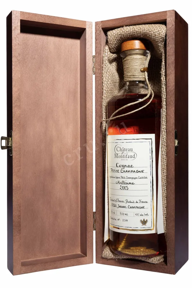 В деревянной коробке Chateau de Montifaud Petite Champagne Millesime in wooden box 2005 0.7 л