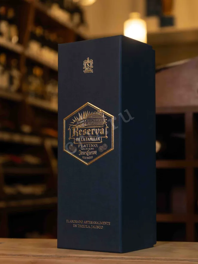 В магазине Крю Профи Jose Cuervo Reserva De La Familia 0.75 л