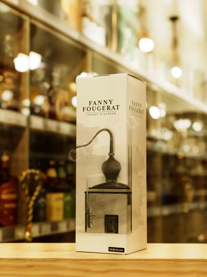 В магазине Крю Профи Fanny Fougerat Cedre Blanc Extra Old Fins Bois in gift box 0.7 л
