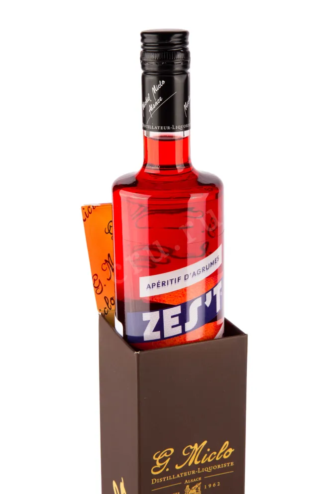 Бутылка в коробке ликера  Цест Шприц и Биттер 0.7 л