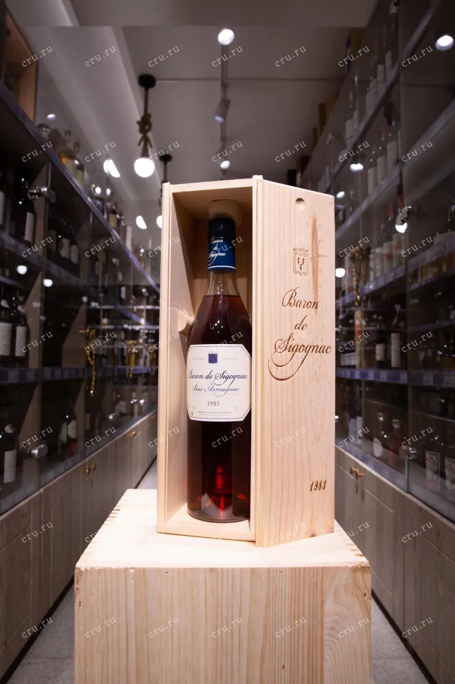 В магазине Крю Профи Baron de Sigognac wooden box 1983 0.7 л