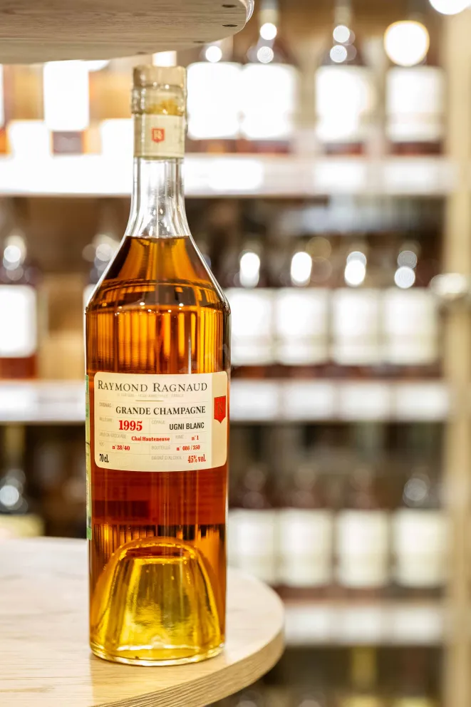 В магазине Крю Профи Raymond Ragnaud Millesime Grande Champagne in gift box 1995 0.7 л