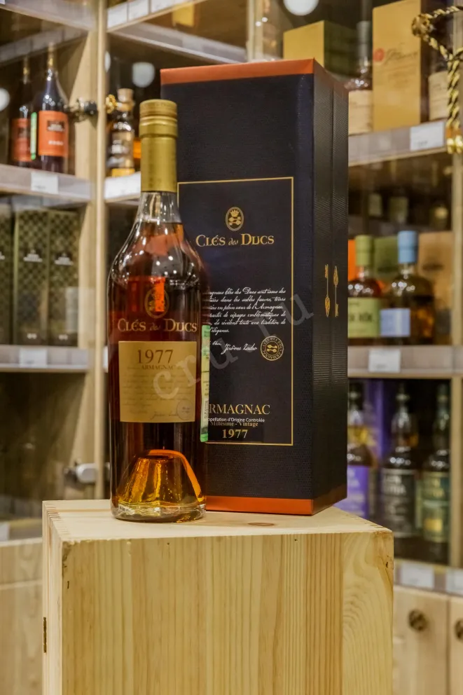 В магазине Крю Профи Cles des Ducs 1977 0.7 л