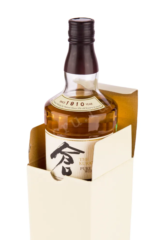 Бутылка виски The Kurayoshi Pure Malt 0.7 в подарочной коробке