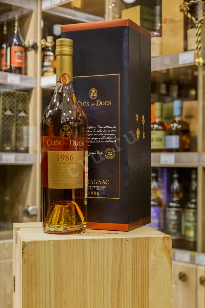 В магазине Крю Профи Cles des Ducs 1986 0.7 л