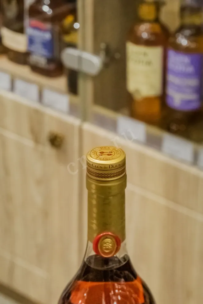 Пробка Cles des Ducs in gift box 1965 0.7 л