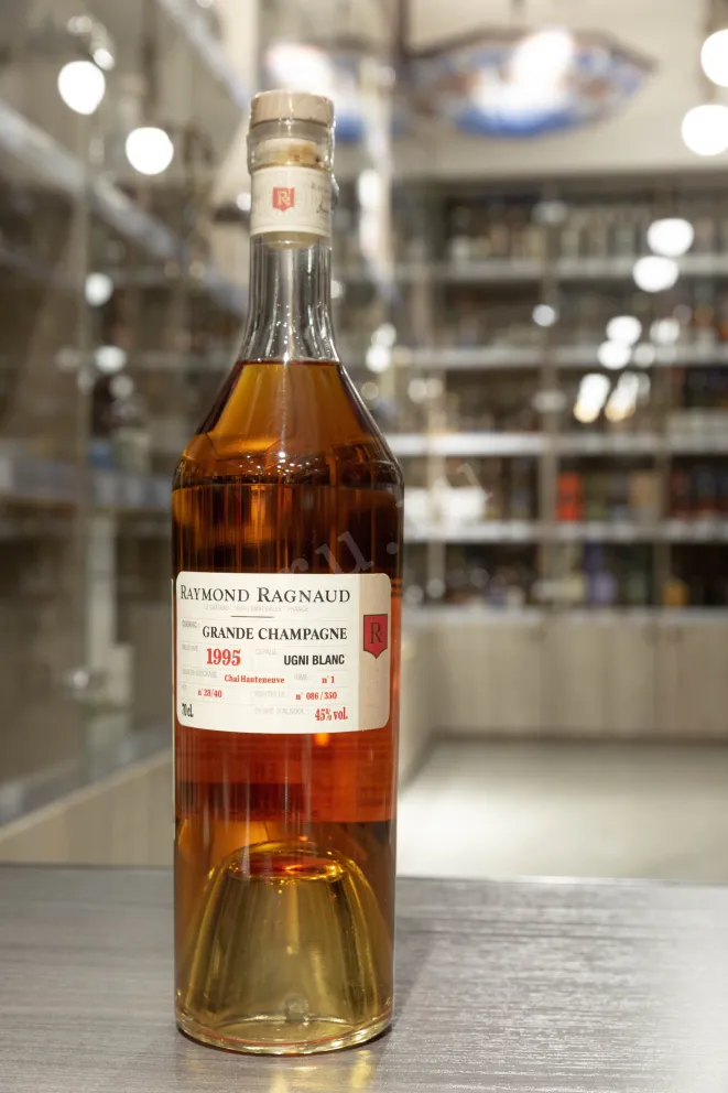 В магазине Крю Профи Raymond Ragnaud Millesime Grande Champagne in gift box 1995 0.7 л